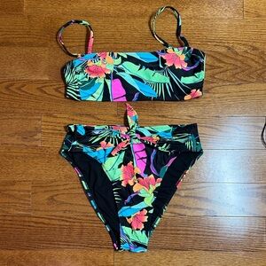 “Large” more like Medium Tropical Floral Bikini Set